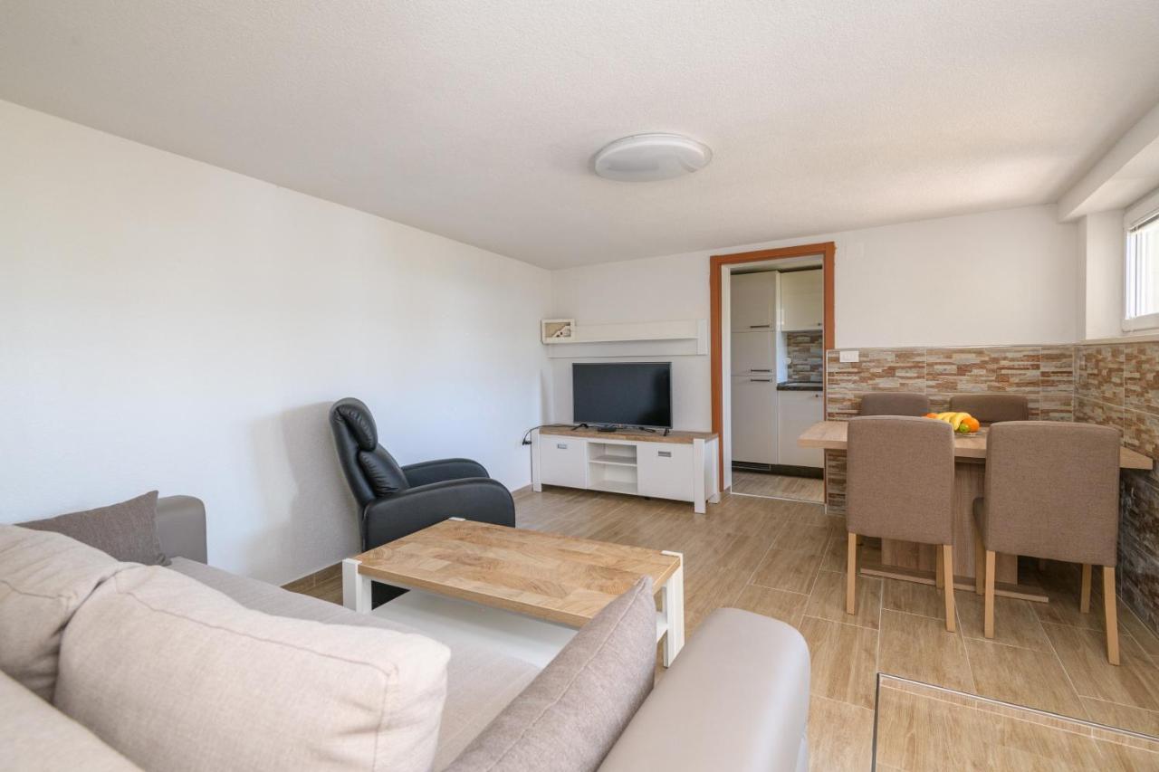 Apartment Mario - Veliki Stan Za Odmor - Terasa- Vrt - Bazen - Pogled More, Izoliran Орашац Экстерьер фото